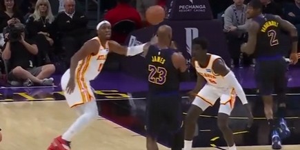 开云app官网-我勒个骚邦！詹姆斯左手重传直塞 范德彪转头就接到球轻松上篮