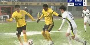 暴雨中踢18分钟！西海岸VS三镇延期至3日14点再战