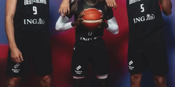 开云体育官网下载安装-要大展拳脚！欧洲杯官方分享小瓦，施罗德和达席尔瓦的合影